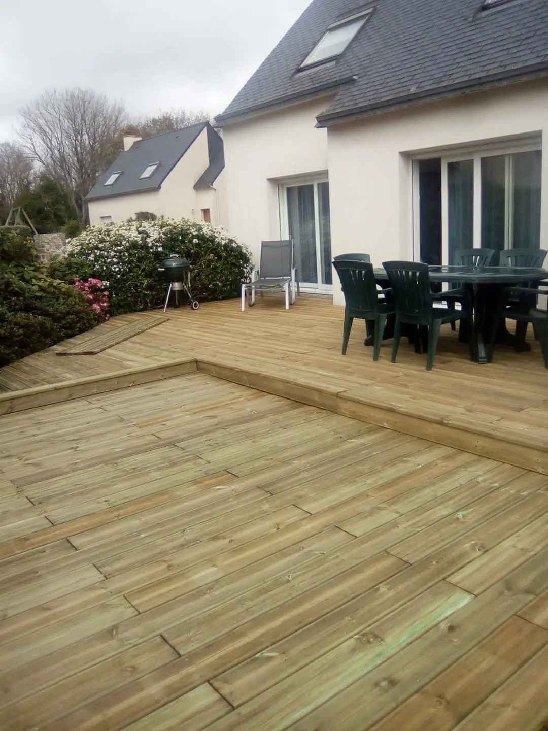 Terrasse en bois posée à l'arrière d'une maison bretonne
