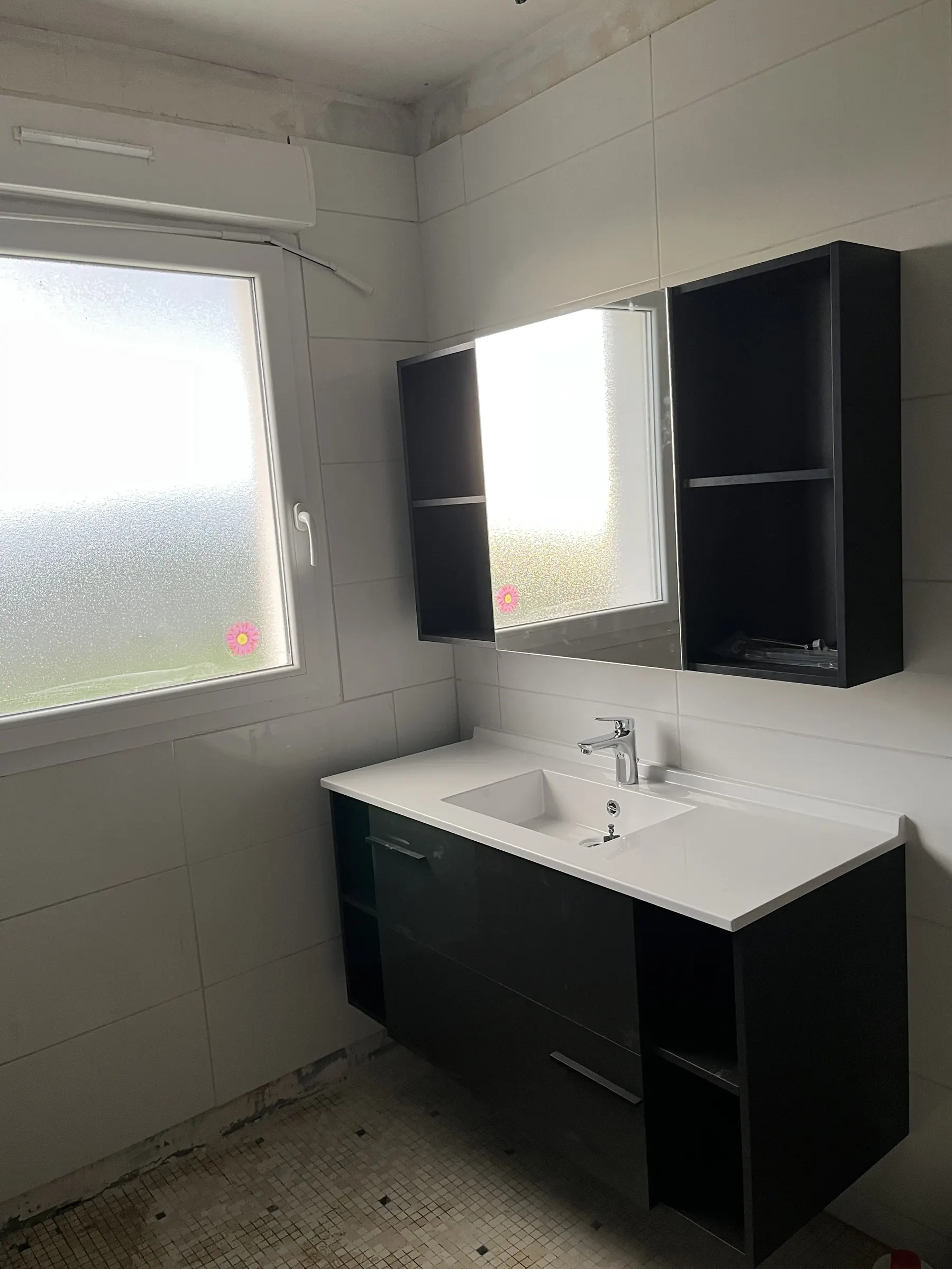 Meuble vasque noir et double rangement miroir en salle de bain