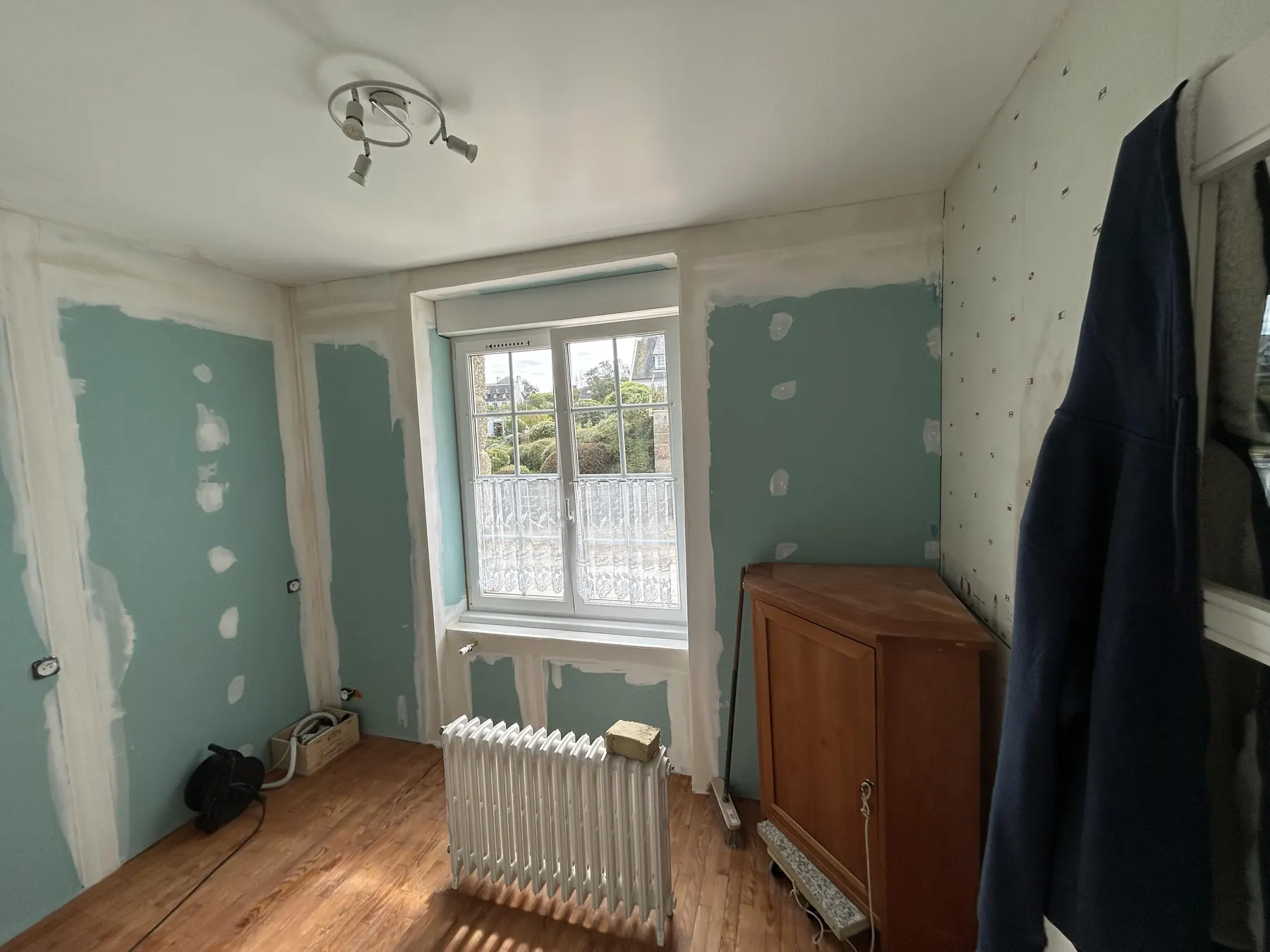 Chambre en cours de rénovation : doublage placo, bandes et enduits réalisés