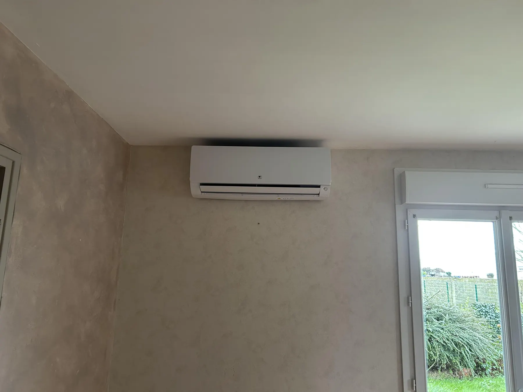 Climatisation réversible murale installée dans une pièce de vie